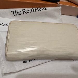 Sale!!! 💯% authentic LV zippy wallet epi
